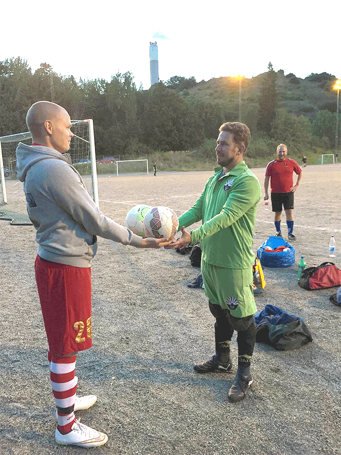 Han i bakgrunden ville också vara med.